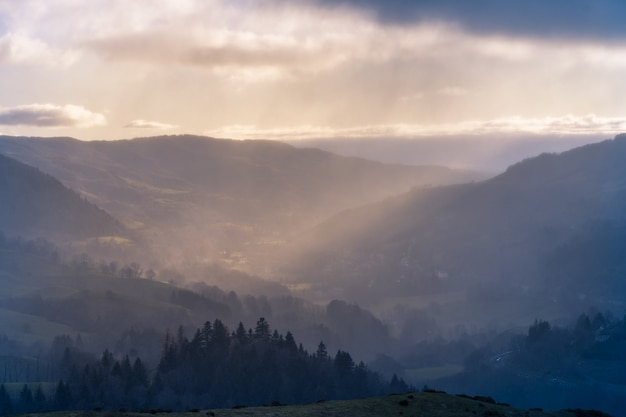 Paisaje paisaje en las montañas de Cantal, Francia