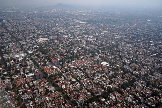 Paisaje de panorama aéreo de la ciudad de México desde el avión