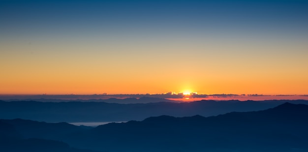 Paisaje panorama espectacular puesta del sol y el cielo del amanecer en la capa de la montaña