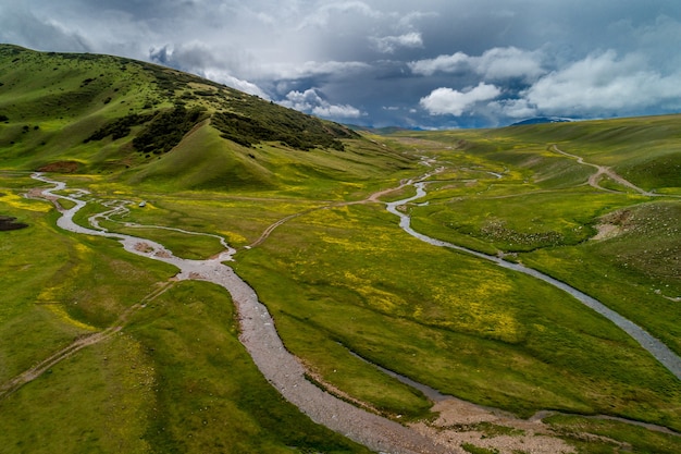 Paisaje de panorama de valle de río de montaña