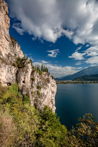 Paisaje panorámico alpino panorámico de montaña, cielos azules, costa