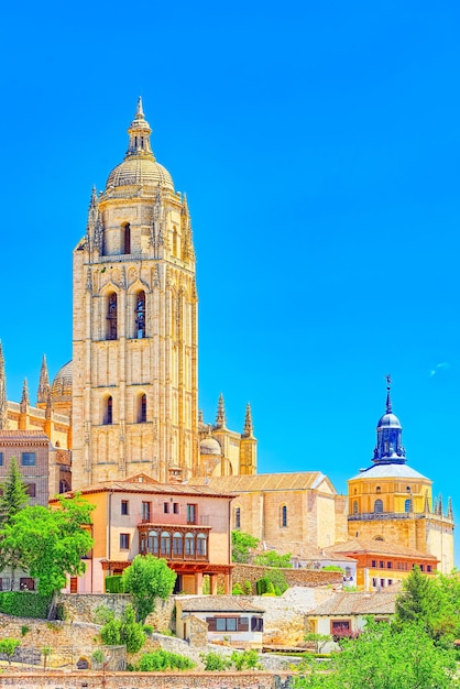 Paisaje panorámico en la antigua ciudad y catedral de Segovia, cerca de Madrid.