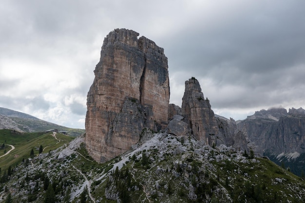 Paisaje panorámico de los Cinque Torri en las montañas Dolomitas de Italia