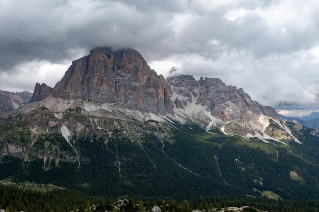 Paisaje panorámico de los Cinque Torri en las montañas Dolomitas de Italia