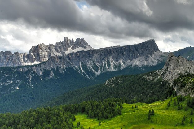 Paisaje panorámico de los Cinque Torri en las montañas Dolomitas de Italia