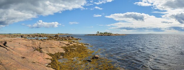 Paisaje panorámico de la costa del Mar Blanco