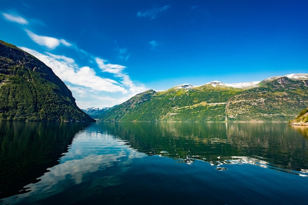 Paisaje panorámico y de drones de los fiordos de Geiranger Geirangerfjord Noruega