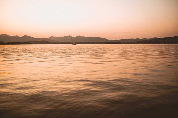 Foto paisaje panorámico de la luz de la mañana y el lago