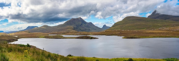 Paisaje panorámico de montaña y lagos en las tierras altas de la costa oeste de Escocia, Reino Unido