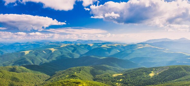 Paisaje panorámico con montañas azules