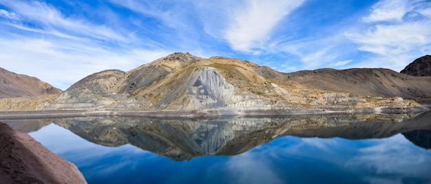 Paisaje panorámico de las montañas del Cajón del Maipo, Chile