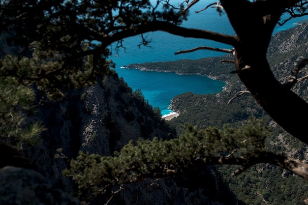 Paisaje panorámico de las montañas turcas y el mar