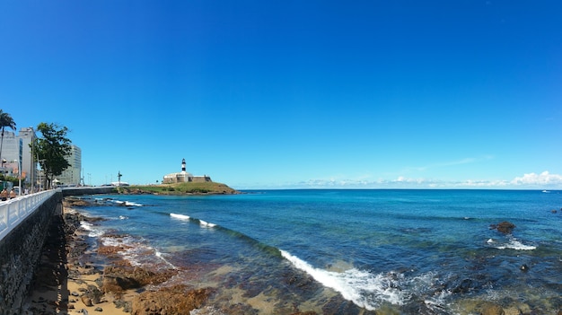 Paisaje panorámico de la playa de Barra en Salvador Bahía Brasil.