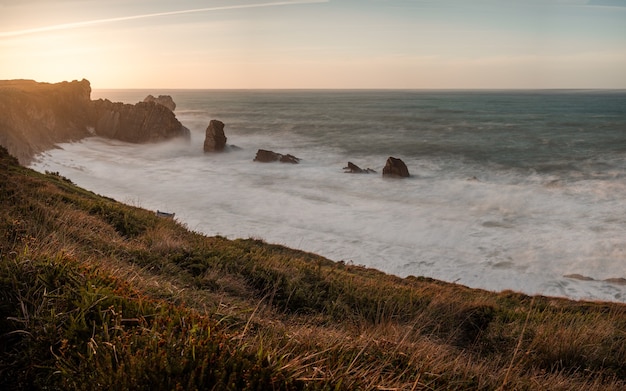 Paisaje panorámico de la playa en una hermosa puesta de sol con marea alta