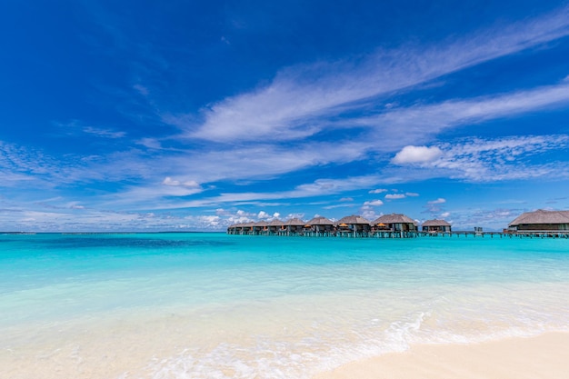 Paisaje panorámico de la playa de Maldivas Resort de villas acuáticas de lujo con panorama tropical con muelle de madera