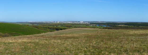 Paisaje panorámico. Vista desde las colinas a las afueras de la ciudad.