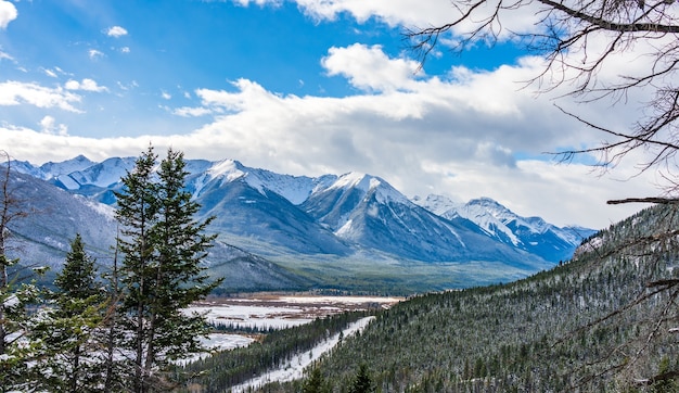 paisaje del parque nacional banff en invierno bermellón lagos y montañas rocosas canadienses canadá