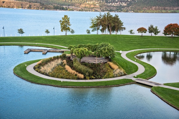 Paisaje del parque recreativo en la orilla del lago okanagan