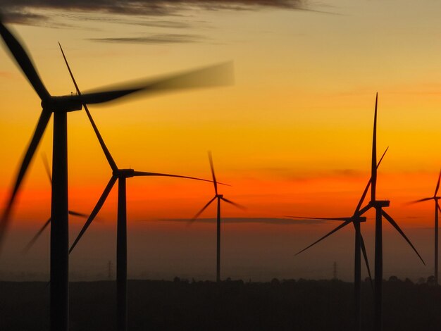 Foto paisaje de parques eólicos contra el cielo al atardecer energía eólica energía eónica energía sostenible y renovable