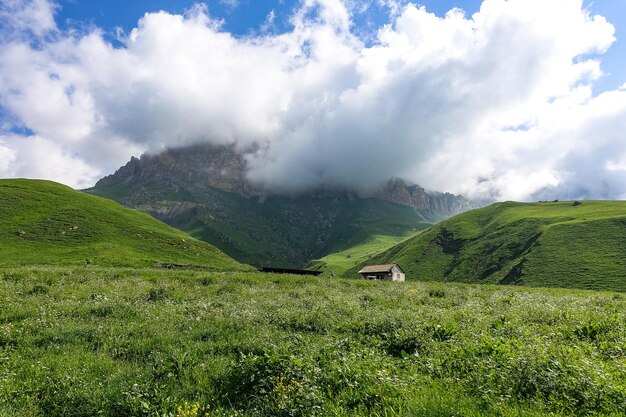 El paisaje del paso verde de Aktoprak en la carretera del Cáucaso y las montañas bajo nubes grises