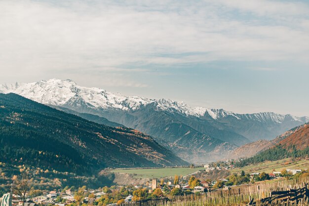 Paisaje de la pequeña ciudad rural de Mestia en el valle con la montaña de nieve de Georgia.