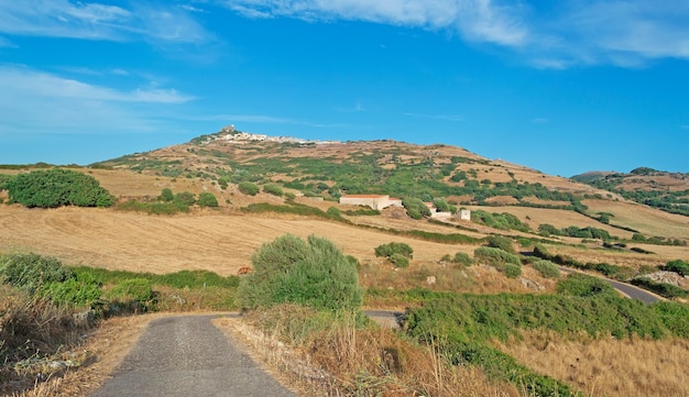 Paisaje de un pequeño pueblo sardo