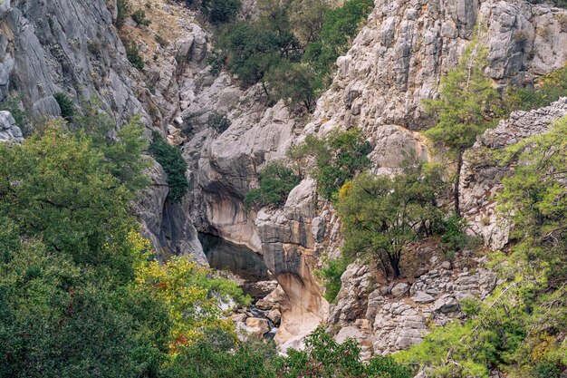 Paisaje con un pequeño río de montaña en un profundo desfiladero rocoso en las montañas tauro, turquía