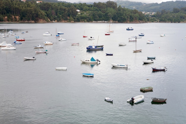 Paisaje con pequeños barcos de pesca.