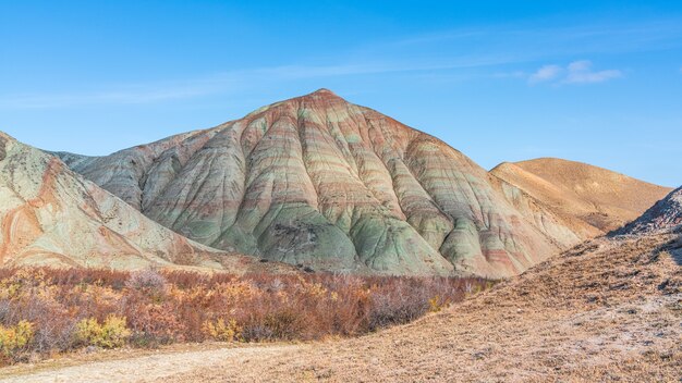 Paisaje de pico de montaña en forma de pirámide