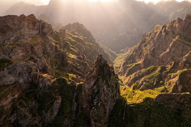 Paisaje de picos de montaña al atardecer