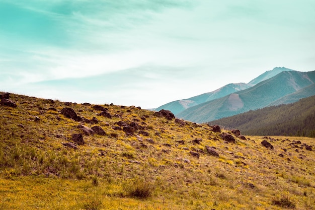 Paisaje de piedras de montañas sobre fondo de cielo turquesa