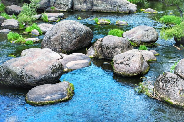 Paisaje con piedras en el río.