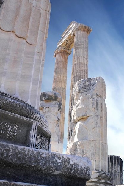 Paisaje de pilares de arquitectura y esculturas antiguas en el Templo de Apolo en Didyma Turquía Archway patrones de detalle y diseño en estructura de piedra en el sitio sagrado de la historia y cultura griega