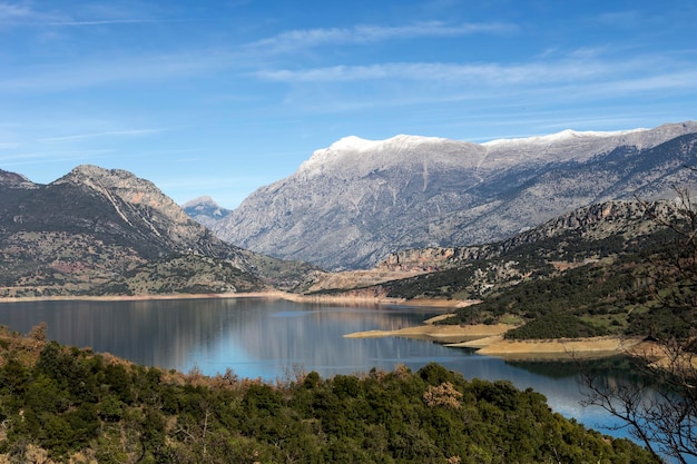 Paisaje Pintoresco lago Mornos en las montañas en un soleado día de invierno Peloponeso Grecia Central