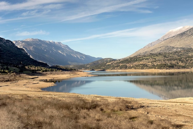 Paisaje Pintoresco lago Mornos en las montañas en un soleado día de invierno Peloponeso Grecia Central