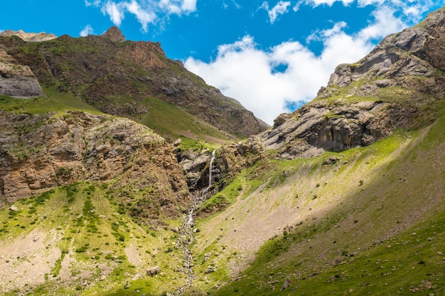 Paisaje de los Pirineos desde la Cascada del Salto de Tendenera en el Valle de la Ripera Huesca