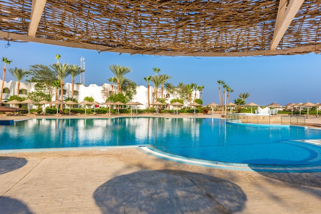 Paisaje con piscina de nadie en hotel de lujo