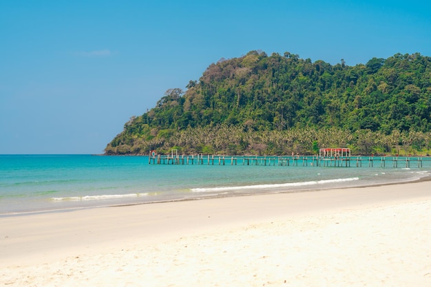 Paisaje de playa y aguas azules en la isla en verano