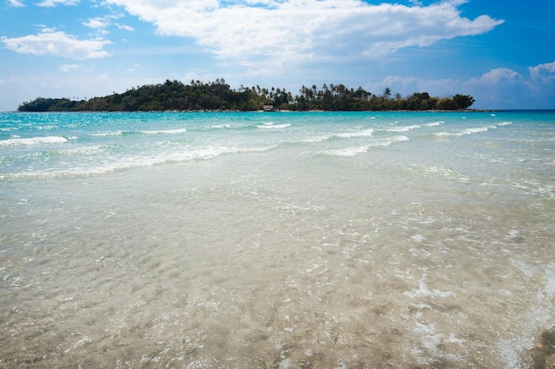 Paisaje de playa y aguas azules en la isla en verano