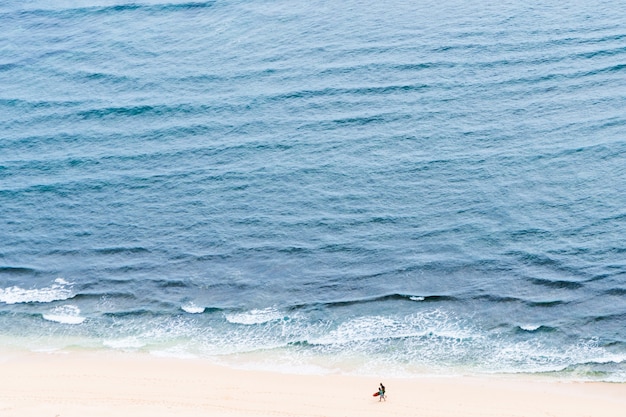 Paisaje de la playa de arena y el mar