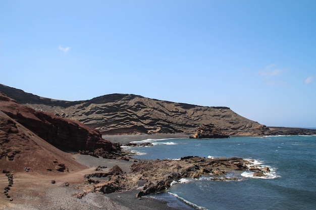 Paisaje de playa de arena negra en lanzarote