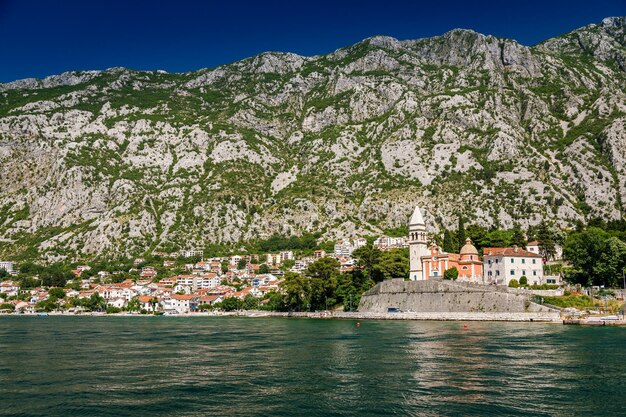 Paisaje de una playa de la bahía de Kotor cerca de la ciudad de Kotor con la iglesia de San Matías