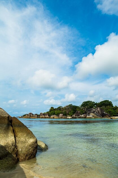 Foto paisaje de la playa de belitung la playa de tanjung tinggi en indonesia