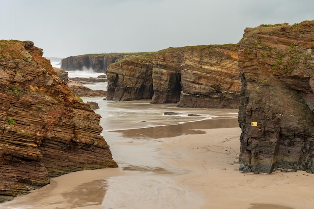 Paisaje de la playa de las catedrales en la costa gallega