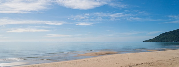 Paisaje de la playa con cielo azul en Tailandia.