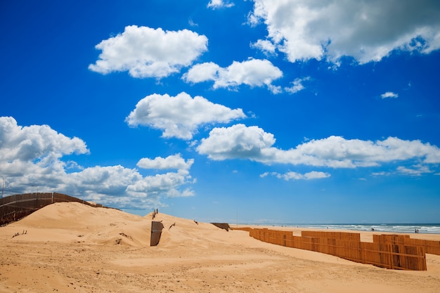 Paisaje de la playa de Cortadura en Cádiz, España.