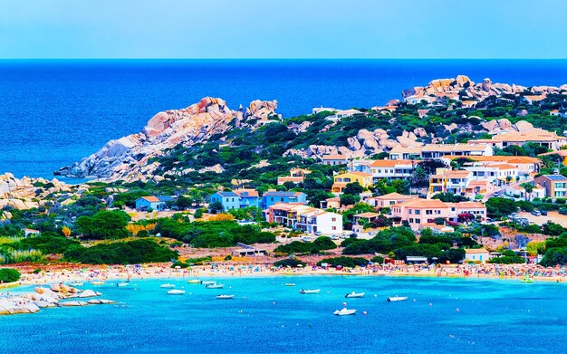 Paisaje con playa en la costa rocosa de Capo Testa en Santa Teresa Gallura en el mar Mediterráneo en la isla de Cerdeña en verano Italia. Paisaje de la provincia de Cagliari. Técnica mixta.