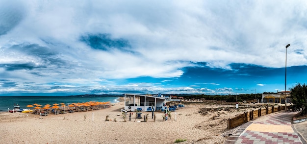 Paisaje de la playa en un día nublado de otoño