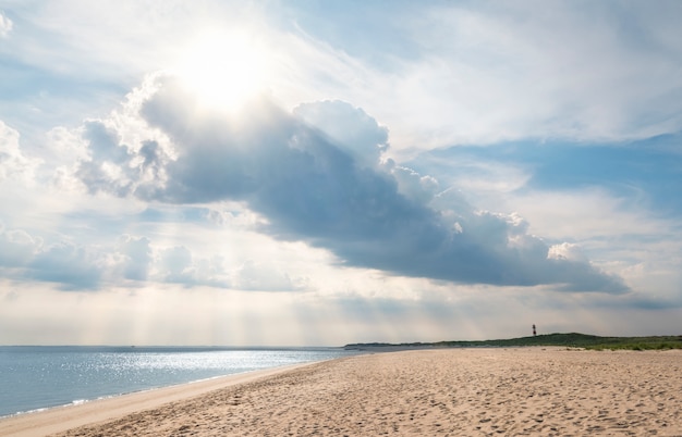 Paisaje de playa en la isla de Sylt con hermosas nubes