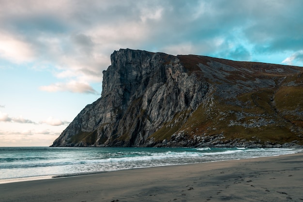 Paisaje con playa de Kvalvika y montaña Ryten, Lofoten, Noruega